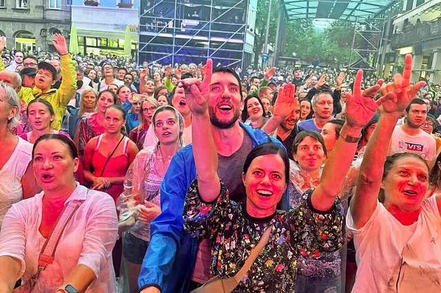 Gute Stimmung auf dem Alten Marktplatz...genes Jahr beim Konzert mit Passenger   | Foto: Barbara Ruda