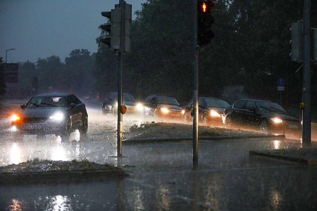 In Riedlingen gab es am Morgen erneut Gewitterschauer.  | Foto: Thomas Warnack (dpa)