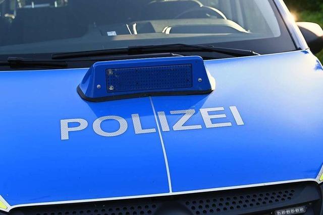 Schwarzer Passat in Schopfheim beschädigt und abgehauen
