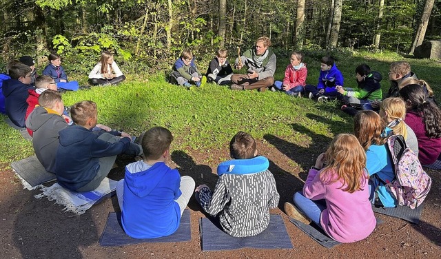 Schlerinnen und Schler aus Oberschop...auch bei ihrem gemeinsamen Tag im Wald  | Foto: Jana lauer