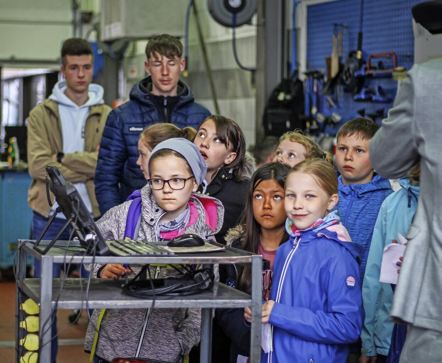 Die Kinder besichtigten die Werkstätten und durften in Autos probesitzen.  | Foto: Mike Furtwängler