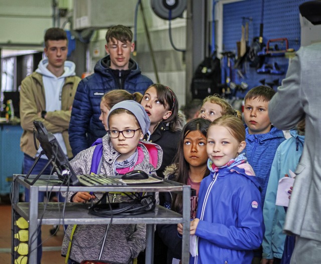 Die Kinder besichtigten die Werksttten und durften in Autos probesitzen.  | Foto: Mike Furtwngler