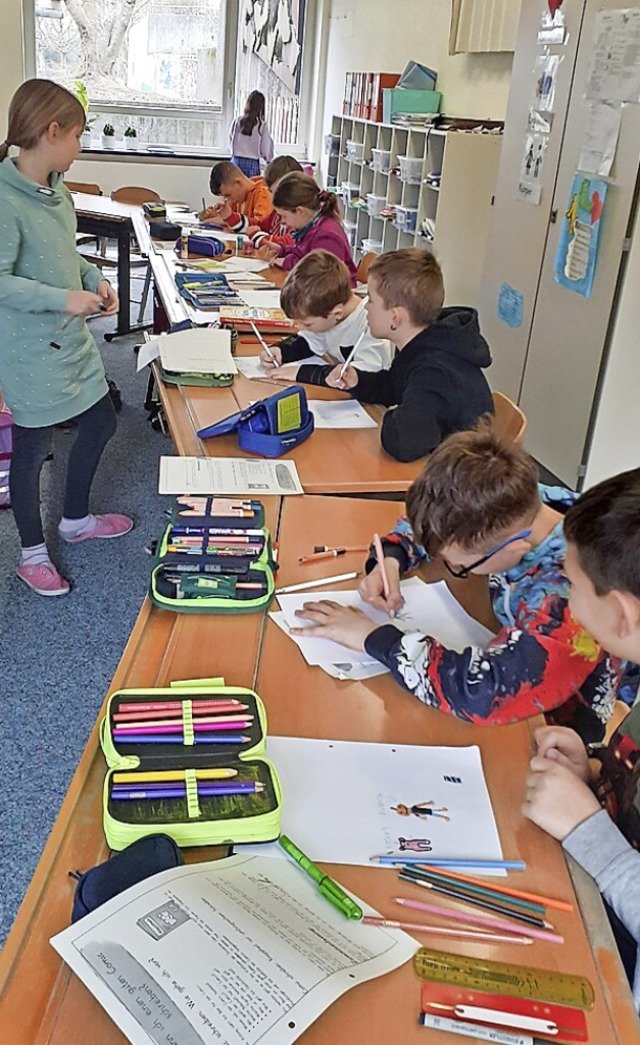 Die Klasse beim Comiczeichnen  | Foto: Heike Wenke