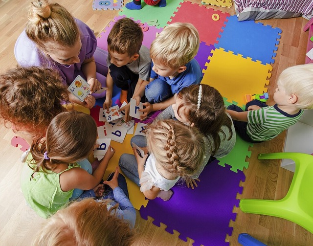 Kinder machen ein Lernspiel mit Buchstaben in einer Kita (Symbolbild).  | Foto: Oksana Shufrych