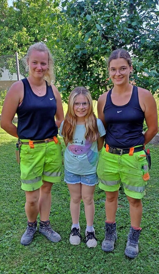 Anna Schulze-Seemann (links) und Sarah Ketterer mit Lina-Marie Metzger  | Foto: Markus Metzger