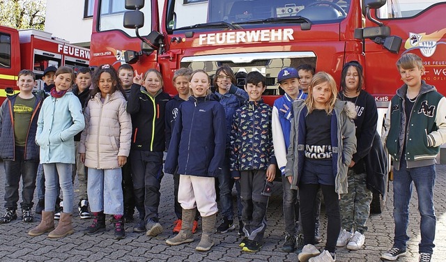 Die Kinder der Klasse 4b der Grundschule flingen bei der Feuerwehr  | Foto: Julia Vogt