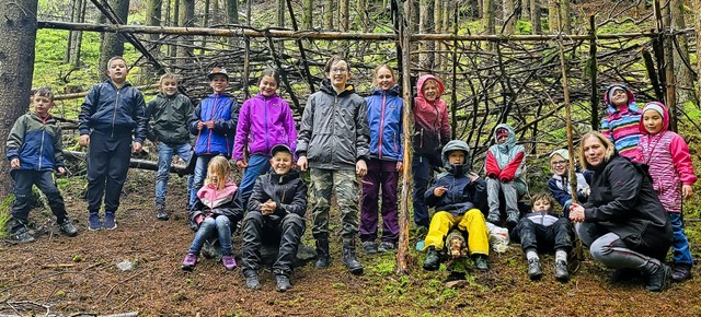 Die Schlerinnen und Schler der Klass... Schutzhtte im Wald von Hinterzarten.  | Foto: Privat