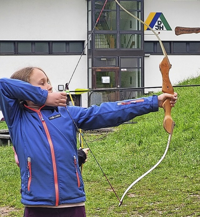 Amelia Krieg beim Bogenschieen  | Foto: Privat