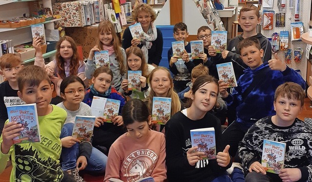 Die Kinder der Klasse 4a der Grundschu...ngen in der Buchhandlung Volk in Wehr.  | Foto: Sarah Posniak