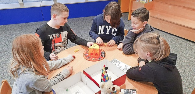 Kinder der Klasse 4b der Grundschule flingen testen ein Spiel.  | Foto: Julia Vogt