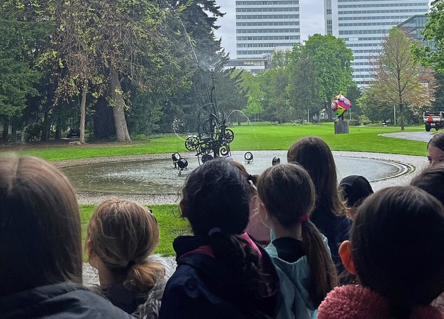 Die Klasse 4a der Brenfelsschule vor einem Tinguely-Brunnen in Basel.  | Foto: Privat