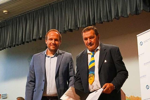 Franz Kiefer, Isteins ehemaliger Ortsvorsteher, erhlt die Reinhold-Maier-Medaille