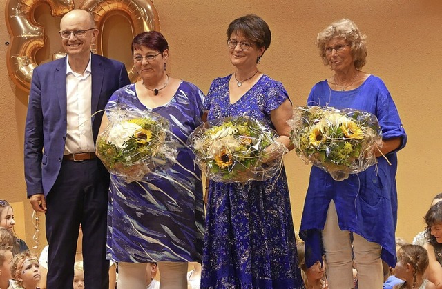 Blumen fr 30 Jahre Wirken und Engagem...schbach und Jutta Montsko (von links).  | Foto: Sigrid Schneider
