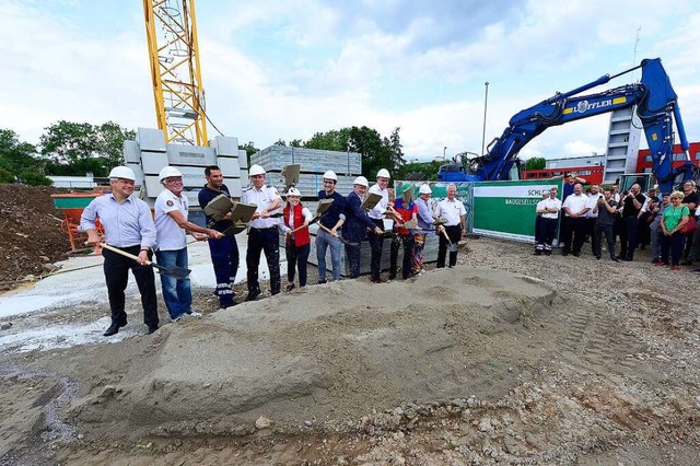 Vertreter der Stadt und der Blaulicht-...isationen beim gemeinsamen Spatenstich  | Foto: Ingo Schneider