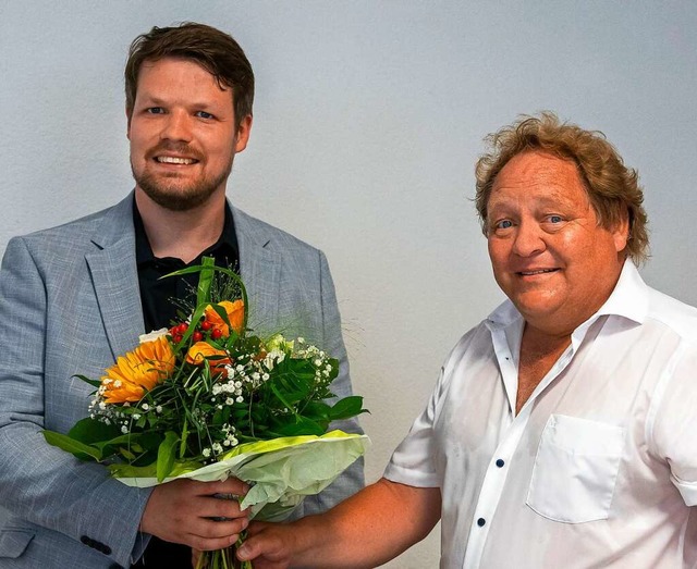 Gemeinderat Harald Klemm (rechts) nahm...pp Lotter den ffentlichen Amtseid ab.  | Foto: Paul Eischet