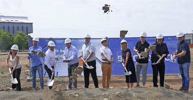 Mit dem symbolischen Spatenstich start...technik-Unternehmen Bucher den Neubau.  | Foto: Volker Mnch