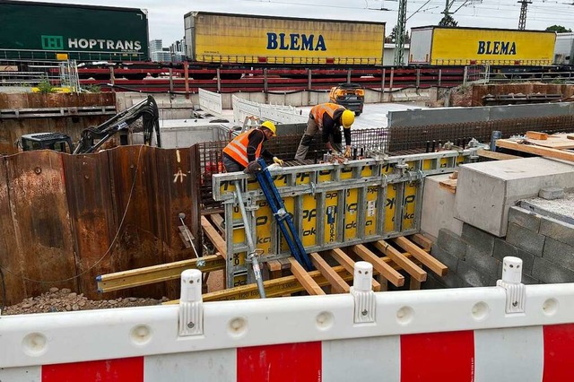 Der Mllheimer Bahnhof ist eine Groba... Zeit zum Umsteigen noch knapper wird.  | Foto: Alexander Huber