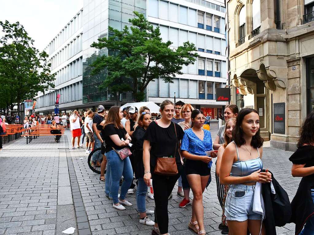 Die Warteschlange am frhen Abend