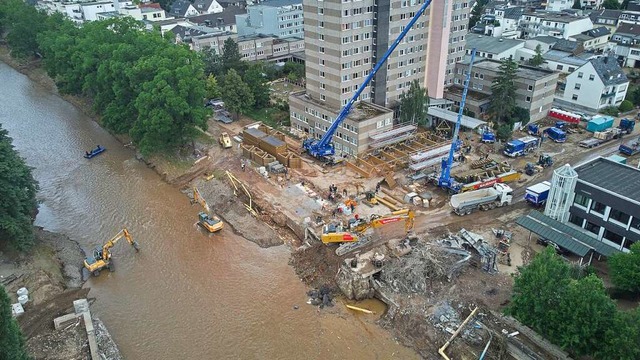 In Bad Neuenahr-Ahrweiler errichteten ...ufbau vielerorts aber nicht magebend.  | Foto: Thomas Frey (dpa)