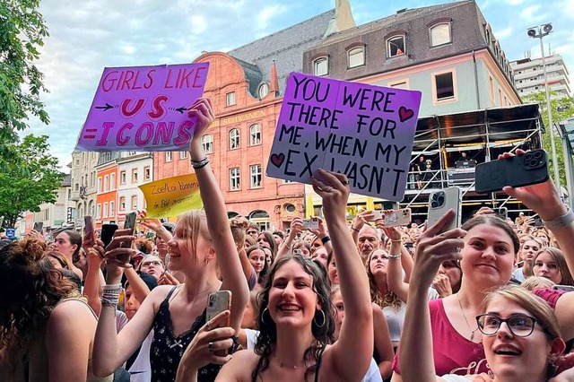 Zoe Wees konnte sich auf dem Marktplatz schon auf eine Fanszene verlassen.   | Foto: Barbara Ruda