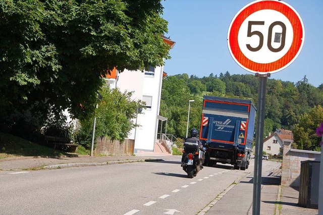 Viel Verkehr fliet durch Minseln &#8211; bisher mit Tempo 50.  | Foto: Petra Wunderle
