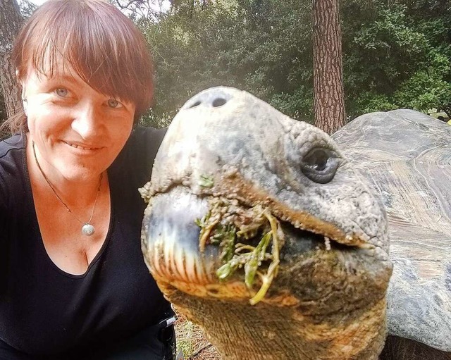 Anke Sthr zusammen mit der Riesenschildkrte Fred aus den USA  | Foto: Anke Sthr