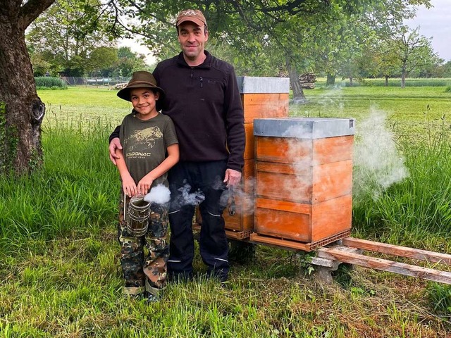 Stefan Villinger mit seinem Vater Oliv...rt dem Imker die Arbeit am Bienenvolk.  | Foto: Privat