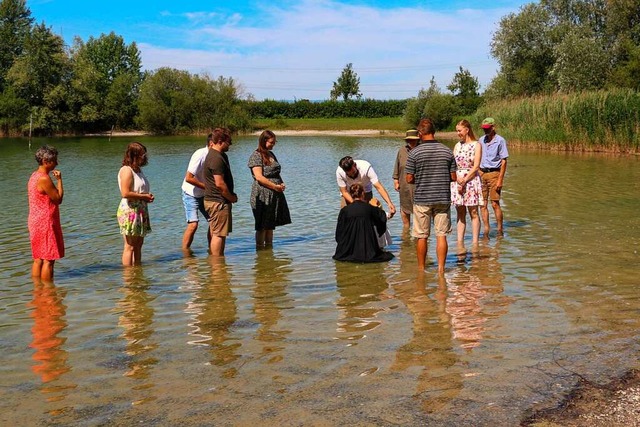 Das Bild zeigt einen Taufgottesdienst im Stockfeldsee Dundenheim.  | Foto: Werner Erb
