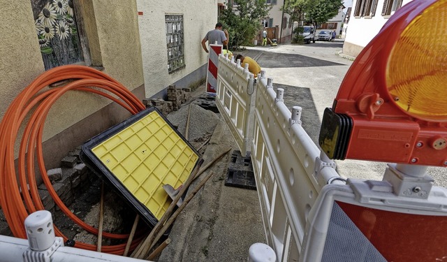 Der Glasfaserausbau der Deutschen Tele...onnen im Ortsteil Amoltern unterwegs.   | Foto: Martin Wendel