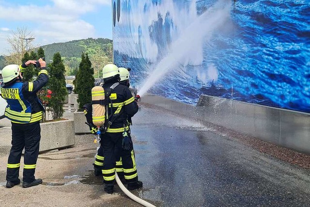 Wasser auf Wasser(plane): Bei dem Feue... Mai bot sich ein ungewhnliches Bild.  | Foto: Kamera 24