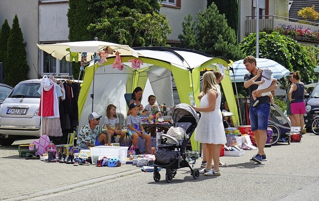 Einige hatten sogar Pavillons aufgebaut, um sich vor der Sonne zu schtzen.  | Foto: Stadt Waldkirch