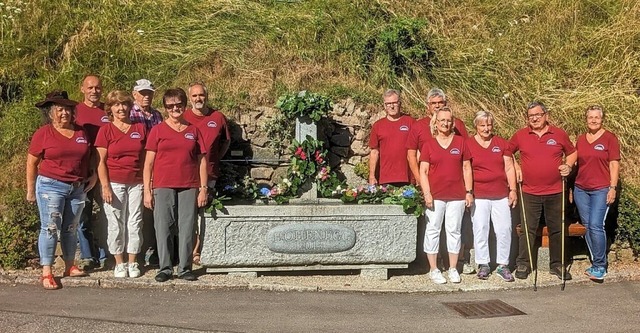 Die Mnner und Frauen der IG Milchhsl...h seit Jahrzehnten um den Dorfbrunnen.  | Foto: IG Milchhsli