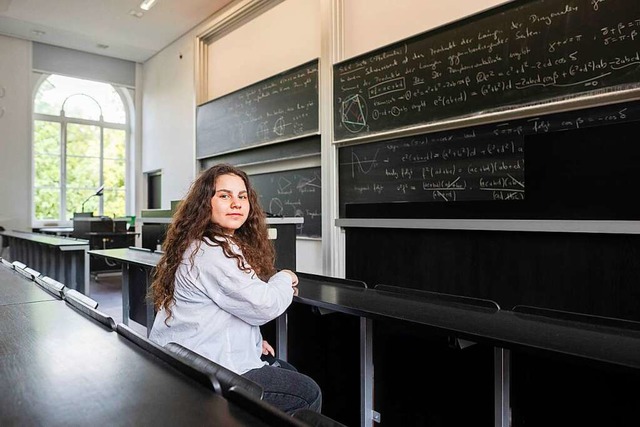 Die 13-jhrige Adela Poteri sitzt in d...g in der Leibniz Universitt Hannover.  | Foto: Julian Stratenschulte (dpa)