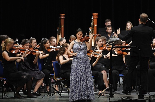 Besonders Solistin Carla Marrero (Mitt...onzert des KHG-Orchesters begeistern.   | Foto: Wolfgang Knstle