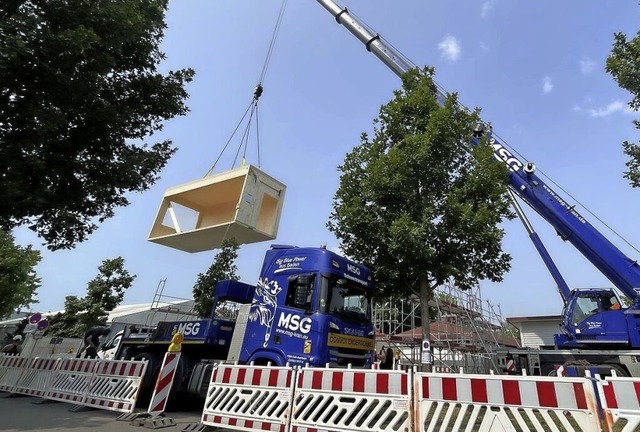 Ein Foto dokumentiert die Anlieferung der Holzmodule.  | Foto: Schule