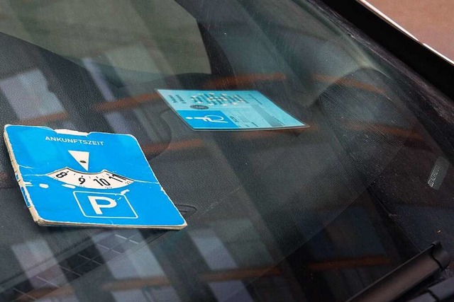 Parkausweise im Auto mssen gut sichtbar ausgelegt oder angebracht werden.  | Foto: Andrea Warnecke (dpa)