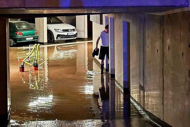 Wasser im Keller ist nur eins der Prob...rmen wie am Dienstag bewltigen muss.  | Foto: Feuerwehr Kandern