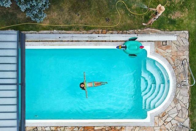 Eigenen Pool oder Teich im Garten? So kann man Wasser sparen