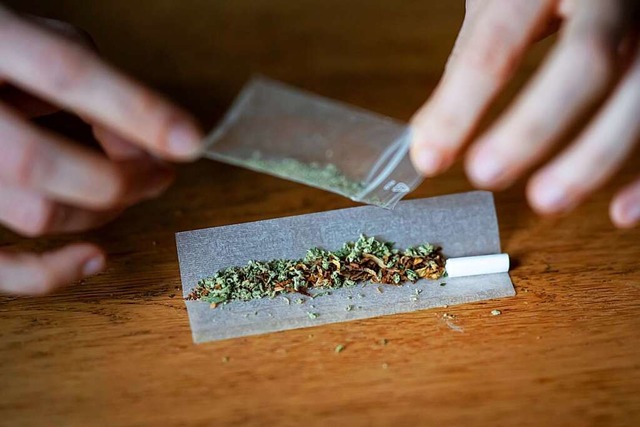 Unter anderem Marihuana fanden die Beamten bei der Durchsuchung (Symbolbild).  | Foto: Fabian Sommer (dpa)