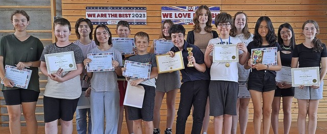 54 Schlerinnen und Schler aus den Kl...Bild zeigt die jeweils Klassenbesten.   | Foto: Susanne Eschbach