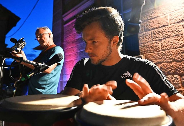 Henning und Luca Lehmann standen im Bi...pring in Lahr gemeinsam auf der Bhne.  | Foto: Achim Keller