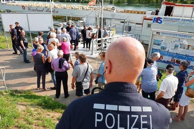 Junge Frau stört AfD-Schifffahrt in Breisach
