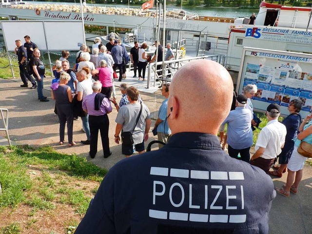 Die Polizei begleitet  die AfD-Veranst...sach. Es blieb ganz berwiegend ruhig.  | Foto: Sattelberger