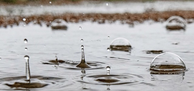 Wenn sich ein leichter Nieselregen zu ...an manchen Orten problematisch werden.  | Foto: Paul Zinken (dpa)