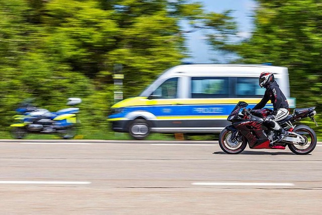 Symbolbild: Die beiden Motorradfahrer ...kontrollieren lassen und fuhren davon.  | Foto: Philipp von Ditfurth