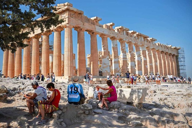 Auf dem Akropolis-Hgel sind die Schattenpltze rar.  | Foto: Angelos Tzortzinis (dpa)