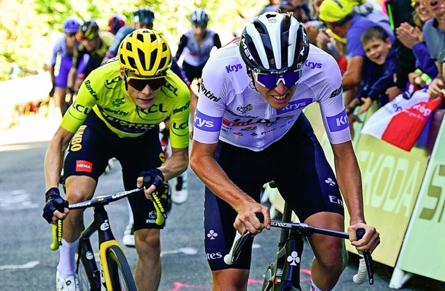 Tadej Pogacar (r.) vor Jonas Vingegaard am Grand Colombier  | Foto: BERNARD PAPON (AFP)