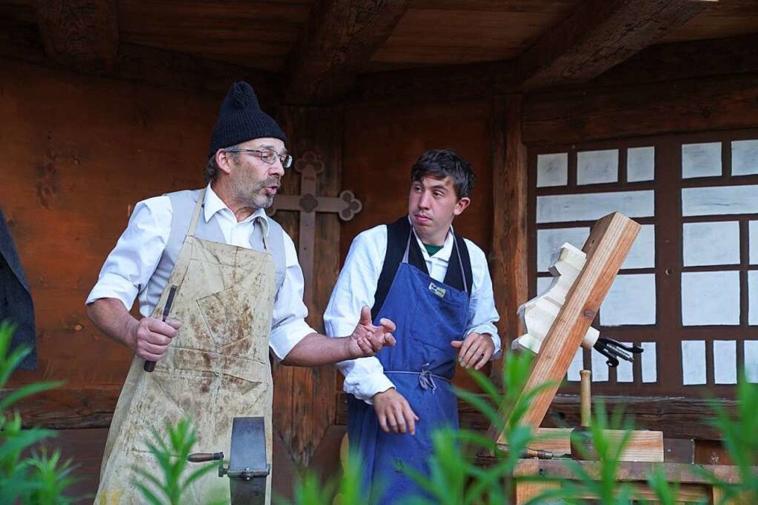 Hundertpfund versucht sich als Schnitzer  | Foto: Antje Walter