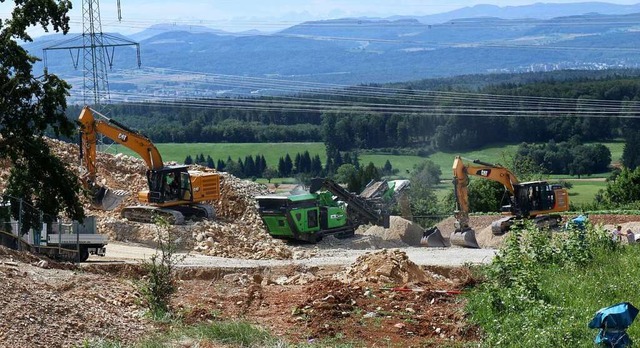 Schwere Baumaschinen am Rande das Naturschutzgebietes Hohe Flum  | Foto: Thomas Winckelmann