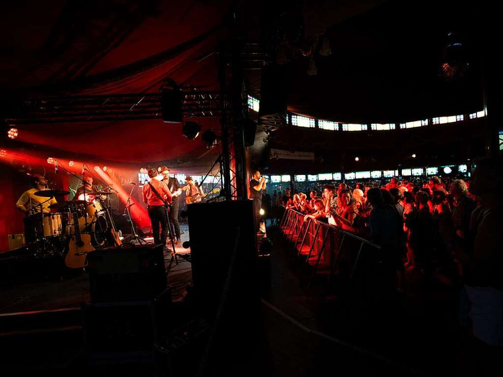 Mit immer neuen Interpretationen ihrer Songs heizte die Band Debout Sur le Zinc den Besuchern des ZMF am Freitag ein.